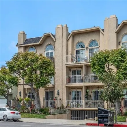 Buy this 2 bed condo on 11445 Moorpark Street in Los Angeles, CA 91602