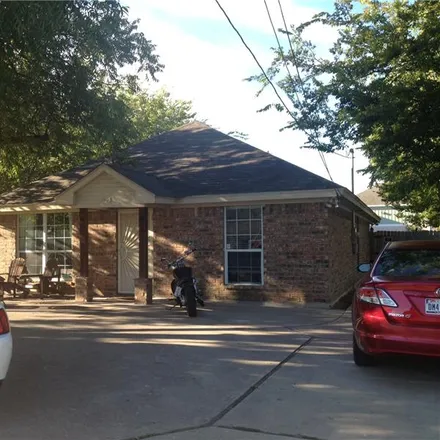 Rent this 4 bed townhouse on 1523 Daughtrey Avenue in Waco, TX 76706