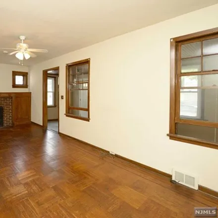 Image 6 - 30 8th Street, West View, Ridgefield Park, NJ 07660, USA - House for sale