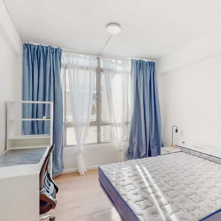 Rent this 5 bed room on Farmacia Jesús R. Villanueva Godes in Calle Maestro Vives, 12002 Castelló de la Plana