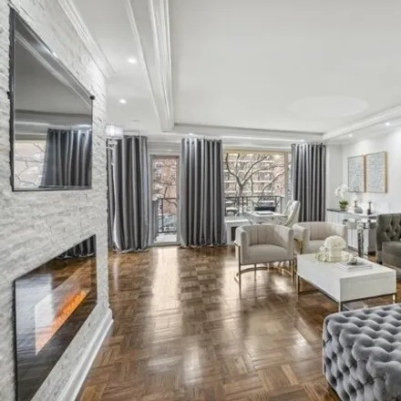 Image 2 - 166-25 Powells Cove Boulevard, New York, NY 11357, USA - Apartment for sale