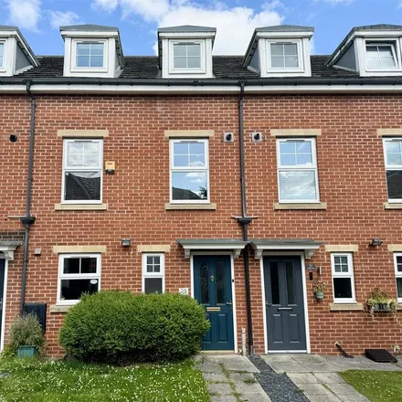 Rent this 3 bed townhouse on Orkney Way in Thornaby-on-Tees, TS17 8GJ