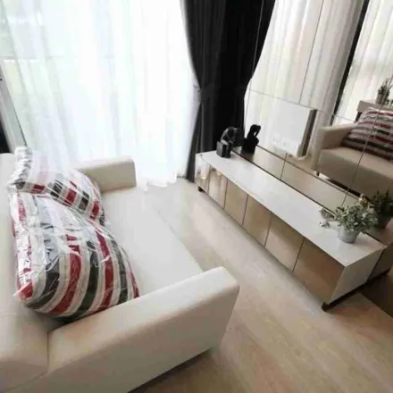 Rent this 1 bed apartment on Ratchadaphisek Soi 6 in Huai Khwang District, 10310