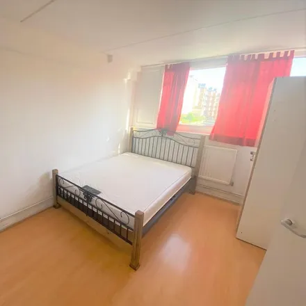 Rent this 3 bed apartment on Sunningdale Court in Fleming Road, London
