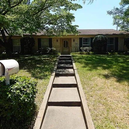 Image 2 - 1100 Seminole Lane, Longview, TX 75605, USA - House for sale