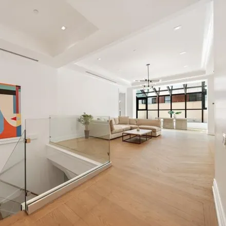 Image 2 - 320 East 82nd Street, New York, NY 10028, USA - Condo for sale