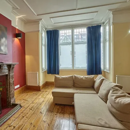 Rent this 5 bed townhouse on Wavertree Road in London, SW2 3SP