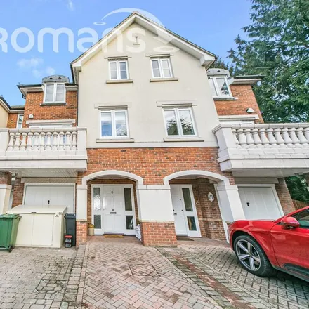 Rent this 5 bed townhouse on 14 in 15 Symeon Place, Reading