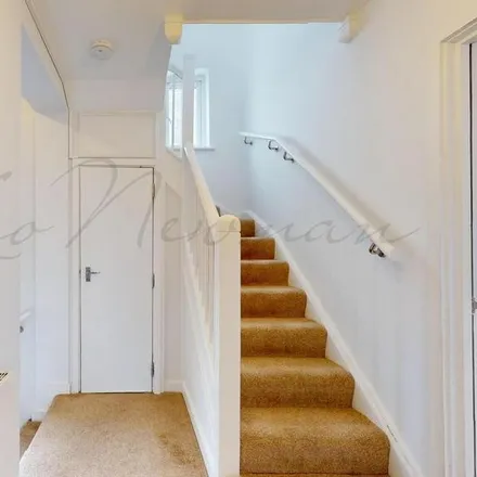 Image 5 - Poundstretcher, Cherrydown Avenue, London, E4 8DP, United Kingdom - Apartment for rent