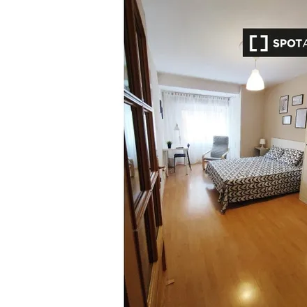 Rent this 6 bed room on Calle Joaquín Tomeo in 2, 50010 Zaragoza