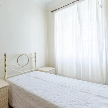 Rent this 3 bed room on Rua de Santos Pousada in 4000-478 Porto, Portugal