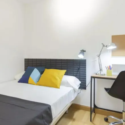 Rent this 6 bed room on Madrid in Calle de Núñez Morgado, 9