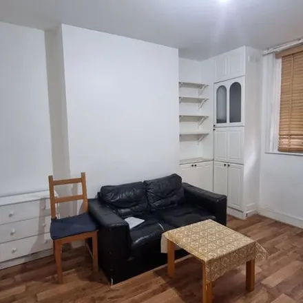 Image 2 - 8 Myrdle Street, St. George in the East, London, E1 1HA, United Kingdom - Apartment for rent