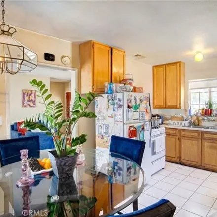 Image 4 - 7237 Anatola Ave, Van Nuys, California, 91406 - House for sale