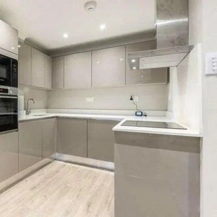 Rent this 2 bed room on Dover Street in Londres, London