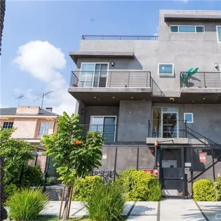 Rent this 2 bed townhouse on Oxford Square in Country Club Drive, Los Angeles