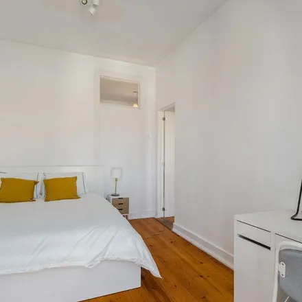 Rent this 6 bed room on Rua Barão de Sabrosa