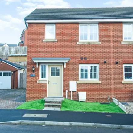 Rent this 2 bed townhouse on unnamed road in Tonyrefail, CF39 8GB