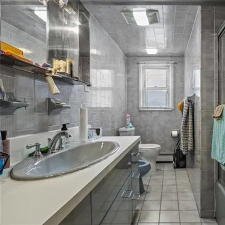 Image 9 - 141-33 255th Street, New York, NY 11422, USA - House for sale