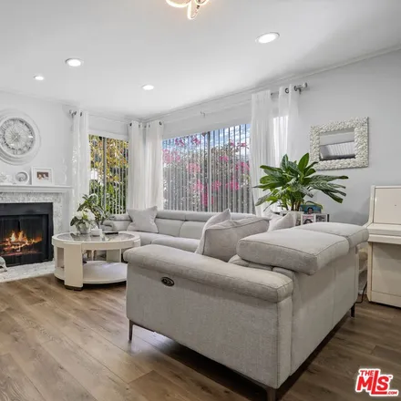 Image 1 - 18408 Hatteras Street, Los Angeles, CA 91356, USA - Townhouse for sale