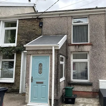 Rent this 2 bed townhouse on Pantteg Chapel in Cyfyng Road, Ystalyfera
