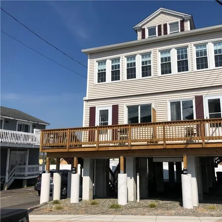 Rent this 4 bed townhouse on 700 East Broadway in Silver Beach, Milford
