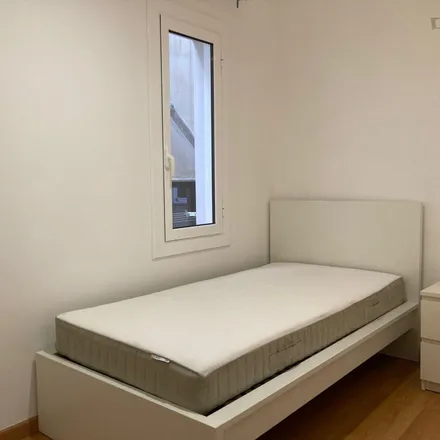 Rent this 3 bed room on Plaça d'Alfonso Comín in 2, 08001 Barcelona