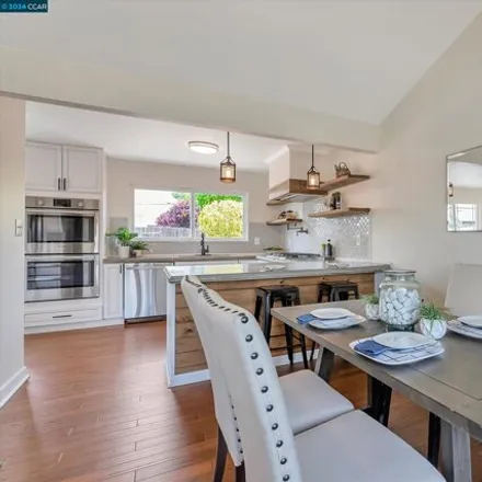 Image 7 - 5339 Meadow Wood Place, Concord, CA 94521, USA - House for sale