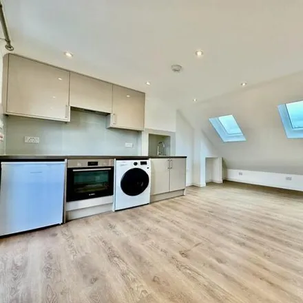 Image 2 - Middleton Avenue, London, UB6 8BS, United Kingdom - Apartment for rent