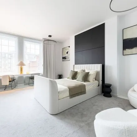 Rent this 4 bed apartment on Kensington Court Gardens in Kensington Court Place, London