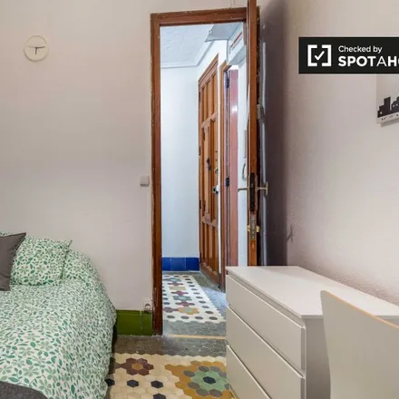 Rent this 5 bed room on Barri de Sant Cristòfol in 12, 46011 Valencia