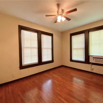 Image 2 - 116 South Krueger Avenue, New Braunfels, TX 78130, USA - Apartment for rent