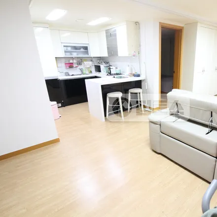 Rent this 2 bed apartment on 서울특별시 강남구 역삼동 639-7