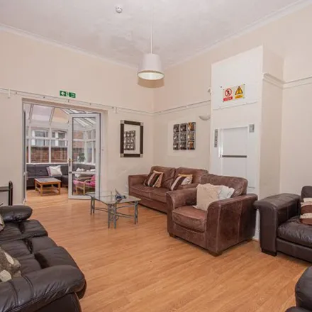Image 5 - Russell Terrace, Royal Leamington Spa, CV31 1EY, United Kingdom - Apartment for rent