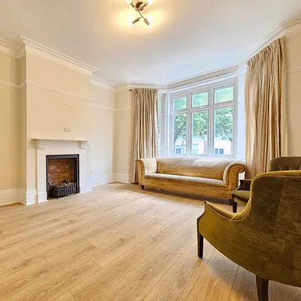 Rent this 3 bed townhouse on Lodge Road in London, NW4 4DG