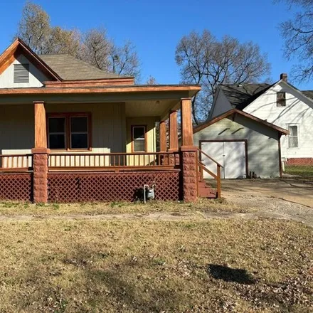 Buy this 3 bed house on 981 North Central Avenue in Parsons, KS 67357