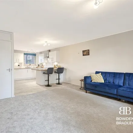 Rent this 2 bed apartment on Glen Rise in London, IG8 0AW