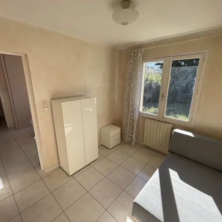 Rent this 3 bed apartment on 4 Rue Saint-Pierre in 34062 Montpellier, France