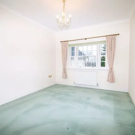 Image 3 - unnamed road, South Benfleet, SS7 1QA, United Kingdom - Apartment for rent