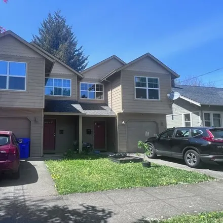 Buy this 3 bed house on 109 Se 84th Ave in Portland, Oregon