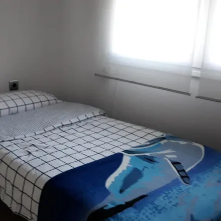 Rent this 3 bed room on O' toxo verde in Carrer de la Independència, 360