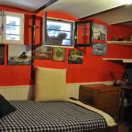 Rent this 5 bed room on Madrid in Calle Peñascales, 57