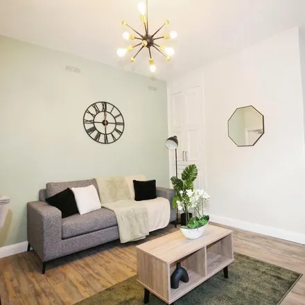Rent this 3 bed townhouse on Autumn Avenue in Leeds, LS6 1QT