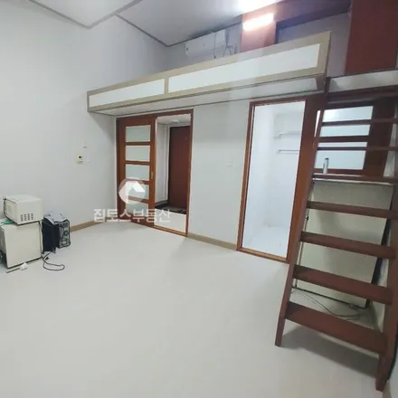 Rent this studio apartment on 서울특별시 관악구 신림동 1462-12