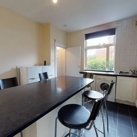 Rent this 6 bed apartment on Beechwood Mount in Leeds, LS4 2NQ