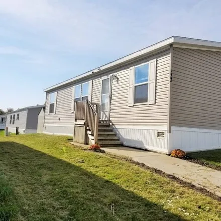 Buy this studio apartment on 2599 East Lindsay Court in Highland Charter Township, MI 48357