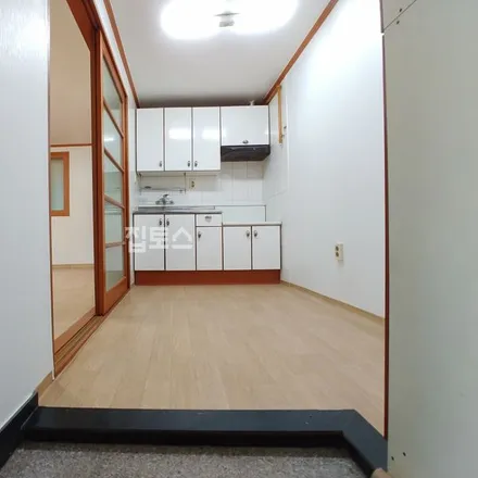 Rent this studio apartment on 서울특별시 송파구 석촌동 229-4