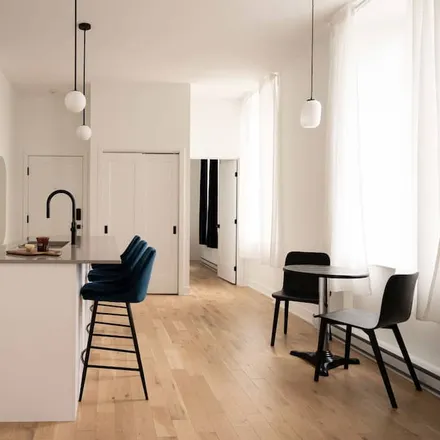 Rent this studio apartment on 281 Rue Saint-Paul E