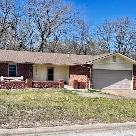 Buy this 3 bed house on 226 Catalpa Street in Coffeyville, KS 67337