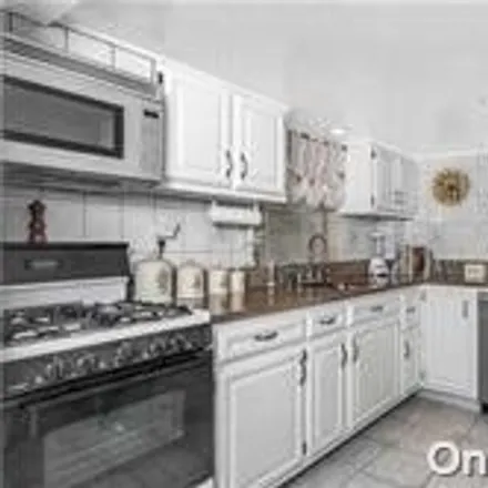Image 6 - 141-07 11th Avenue, New York, NY 11357, USA - House for sale